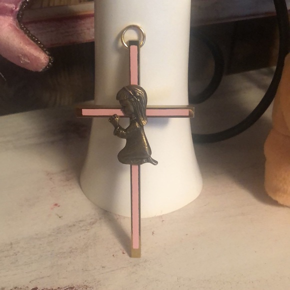 Beautiful Pink Cross with Girl on it - Picture 3 of 12